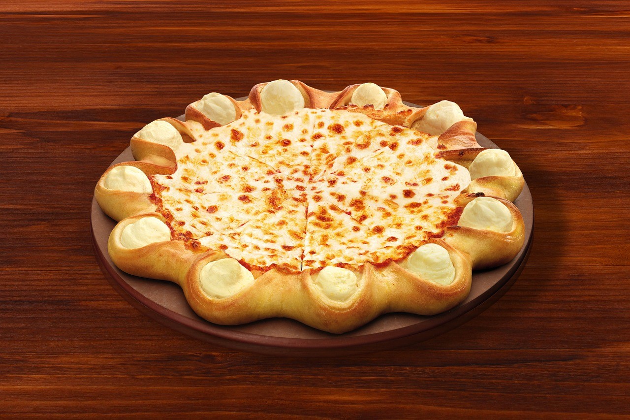 Pizza Hut Customer Threatens Workers Over Extra Cheese Pizza