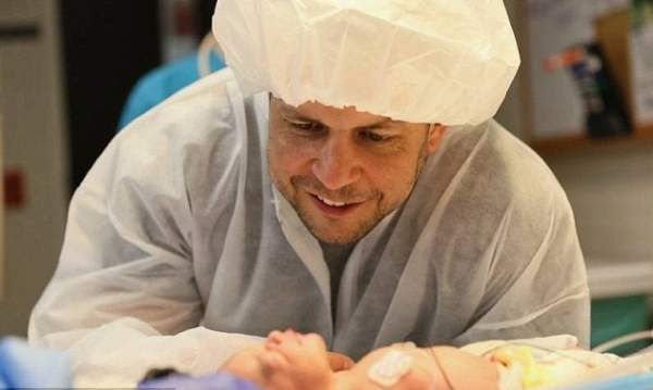 Doctor Looks Down Seconds After He Delivers Twins – What He Sees Leaves Him Stunned