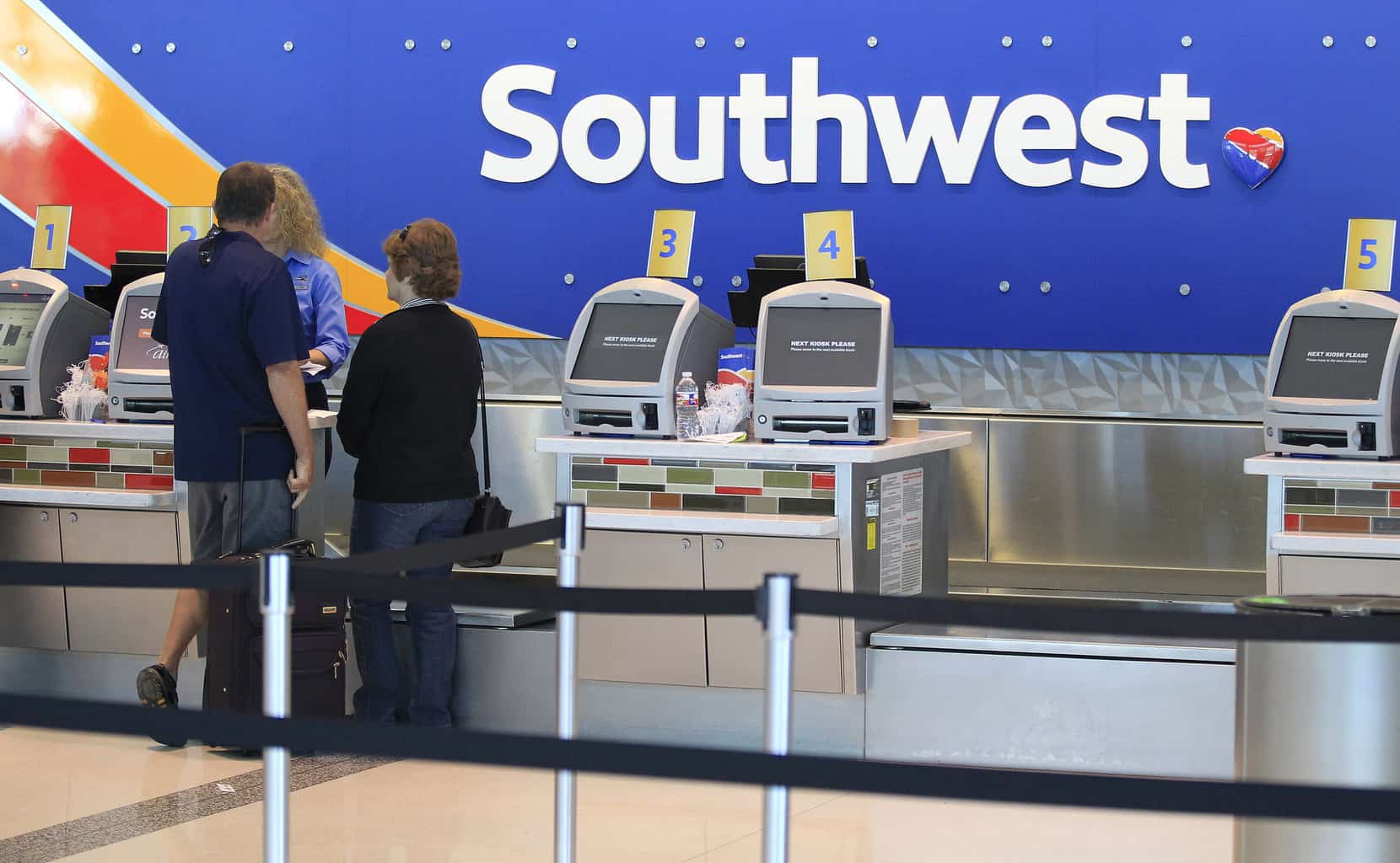 Angry passenger screams at southwest check in agent she shuts him