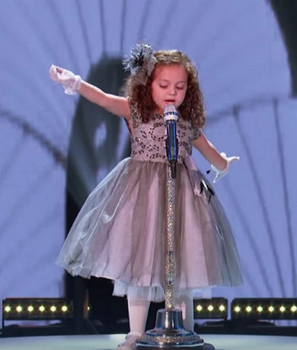 4-Year-Old Girl Takes The Stage To Sing Frank Sinatra Hit - Crowd Goes Wild When She Opens Her Mouth