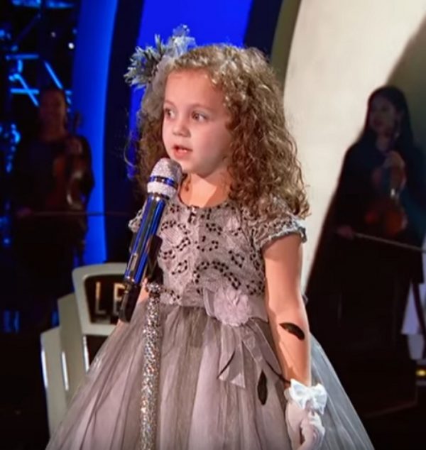 4-Year-Old Girl Takes The Stage To Sing Frank Sinatra Hit - Crowd Goes Wild When She Opens Her Mouth