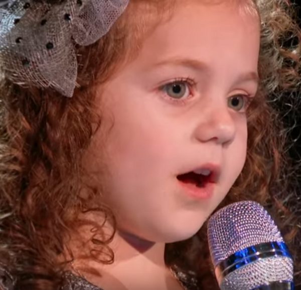 4-Year-Old Girl Takes The Stage To Sing Frank Sinatra Hit - Crowd Goes Wild When She Opens Her Mouth
