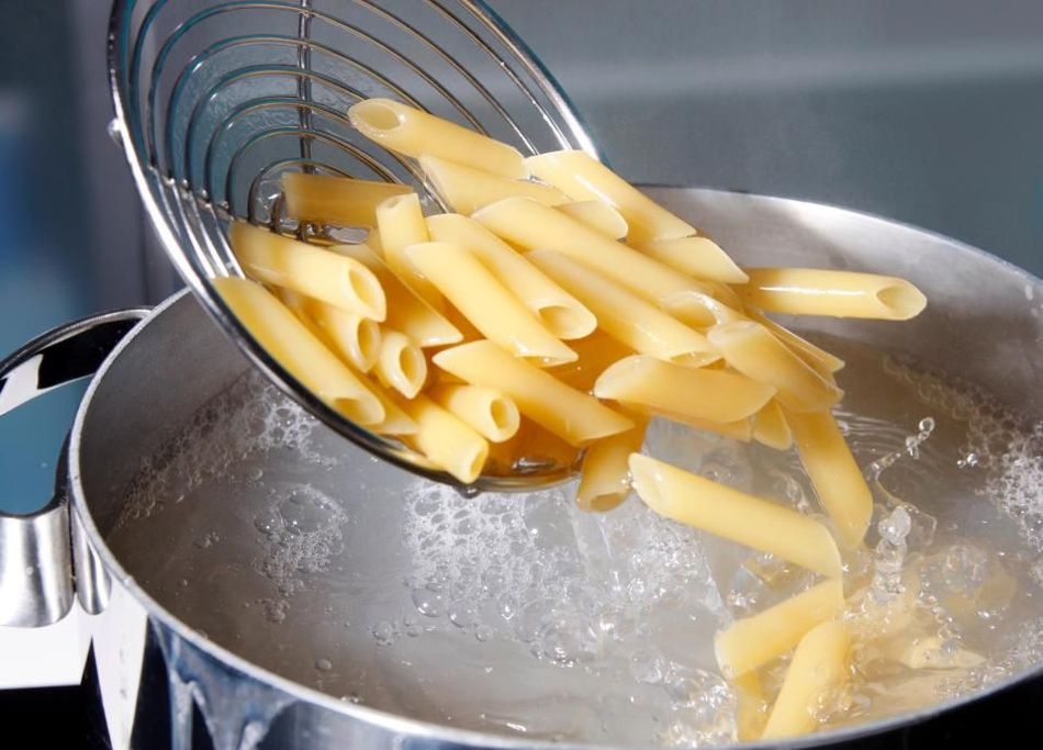 Here's Why You Need To Stop Draining Pasta In The Sink Immediately