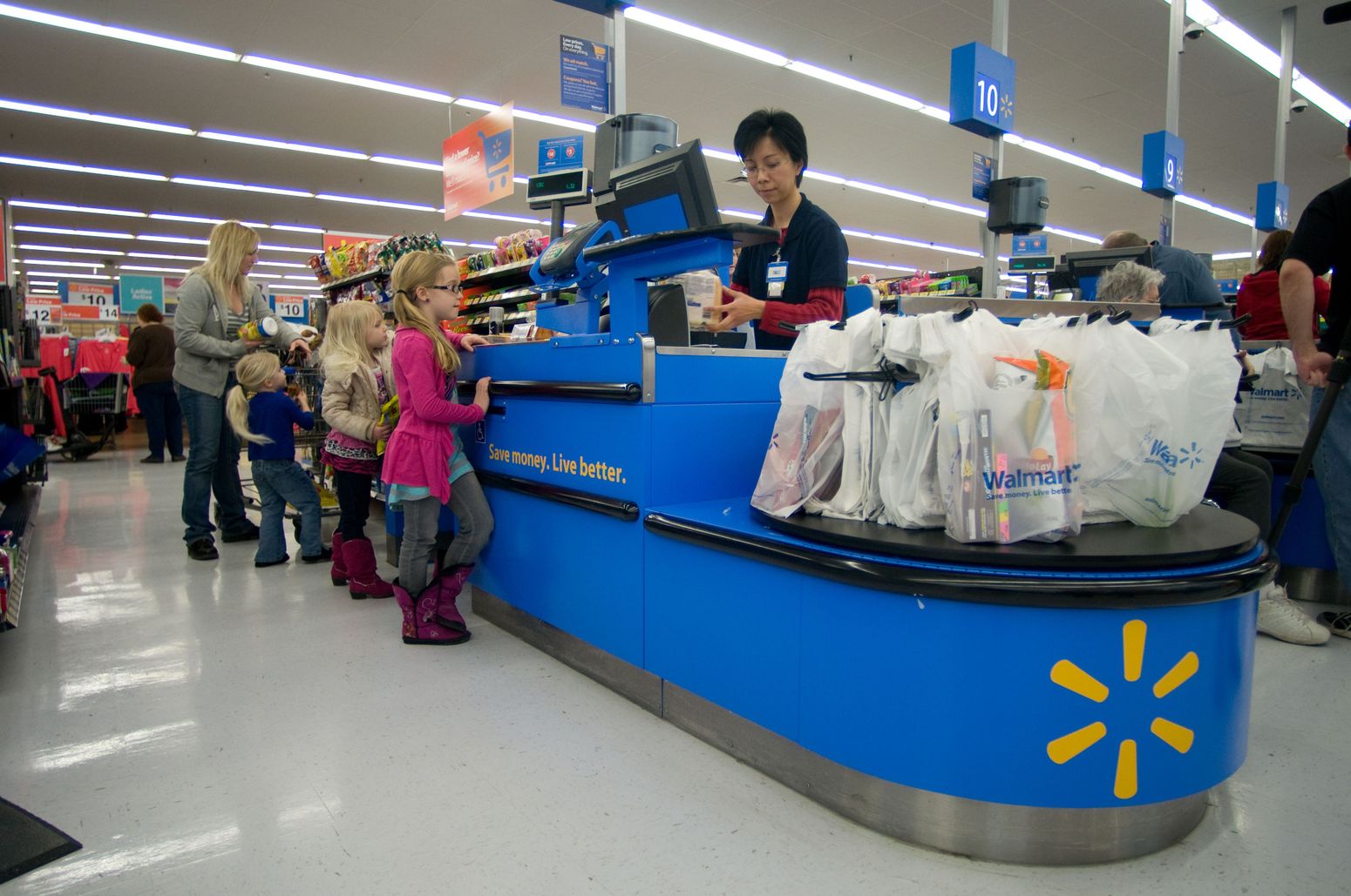 Walmart Developing New Shopping Carts That Can Spy On You