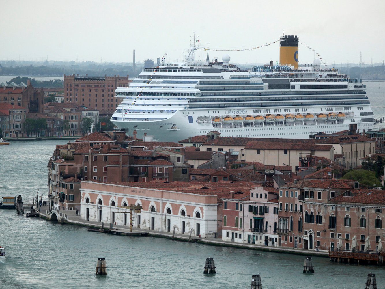 how many tourists visit venice every year
